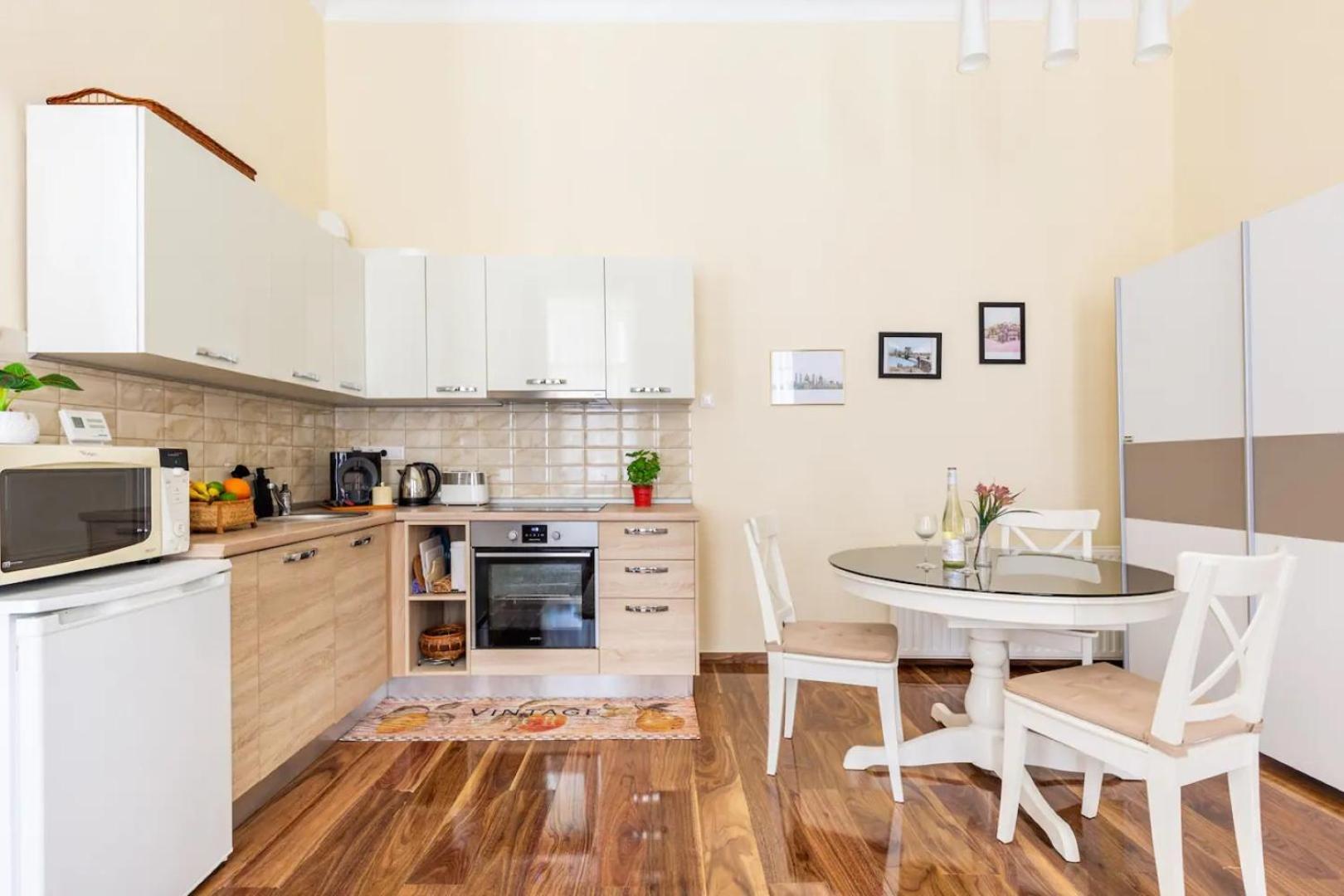 Broadway Center, Fully Equipped, 4 Person Apartment